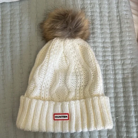 Hunter Women’s White Cable Knit Beanie with Pom-Pom - Picture 1 of 4